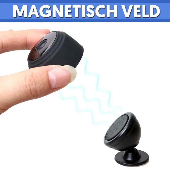 Main en train de manipuler un support magnétique pour téléphone, illustrant le champ magnétique. Accessoire voiture, fixation aimantée.
