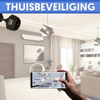 Caméra de sécurité intérieure connectée à un smartphone dans un salon moderne, illustrant la surveillance domestique intelligente et la sécurité à domicile.