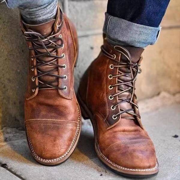 Bottes en cuir marron pour homme, style vintage, lacets robustes, portées avec un jean retroussé. Mode masculine, chaussures tendance.