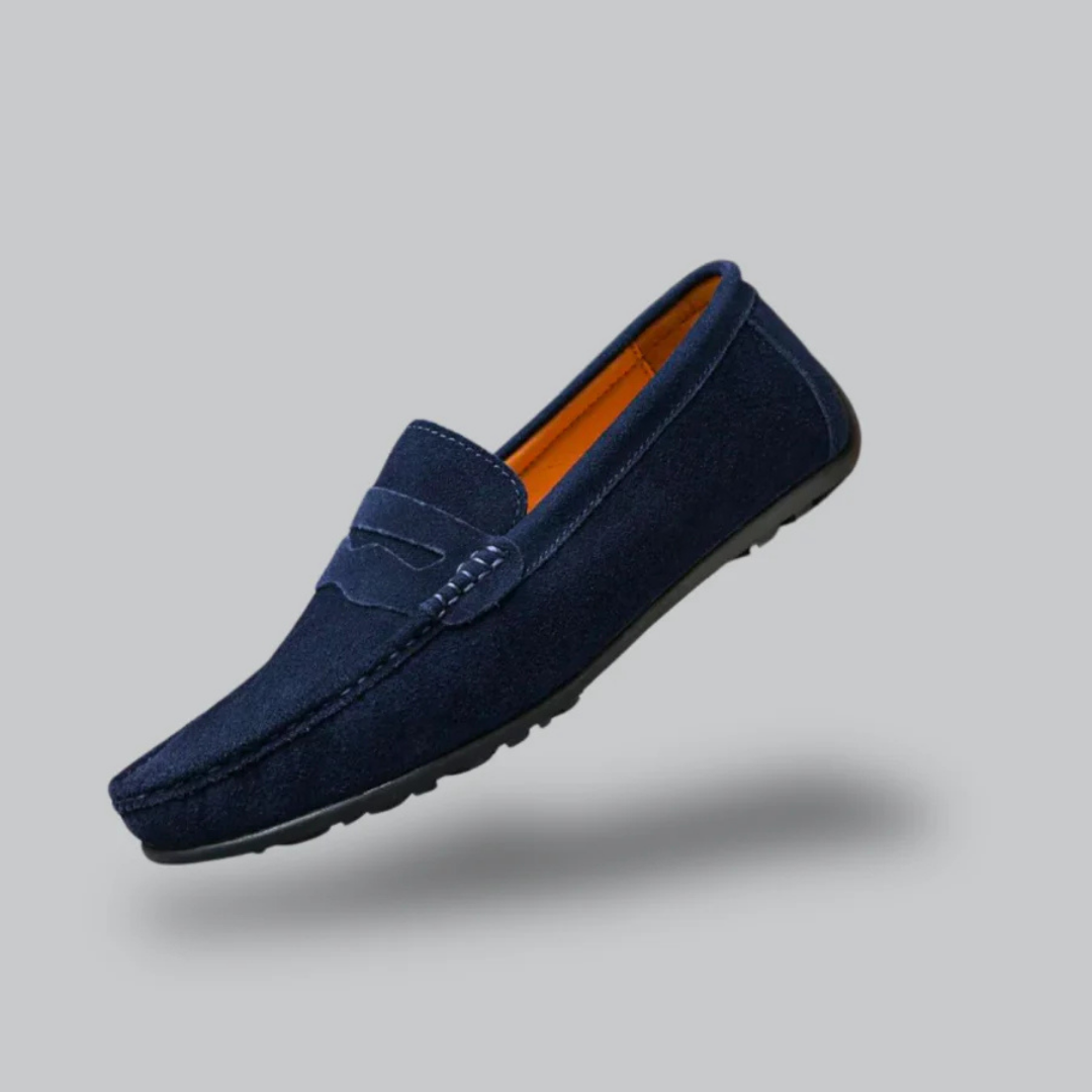 Mocassin bleu marine en daim pour homme, semelle antidérapante, style élégant et moderne, idéal pour tenue décontractée ou professionnelle.
