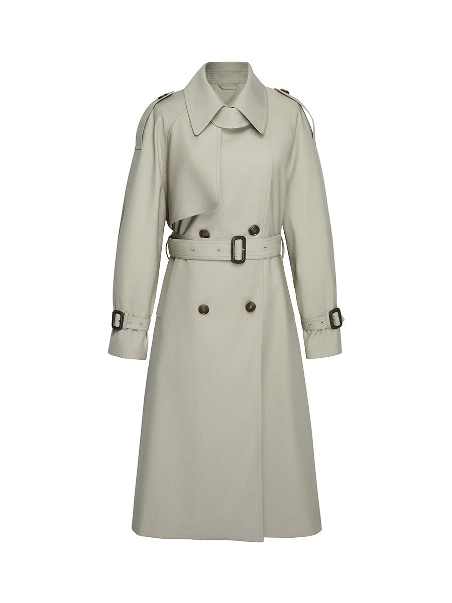 Trench-coat beige classique pour femme, ceinture ajustable, boutons marron, style intemporel, mode automne-hiver, vêtement élégant et chic.