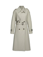 Trench-coat beige classique pour femme, ceinture ajustable, boutons marron, style intemporel, mode automne-hiver, vêtement élégant et chic.