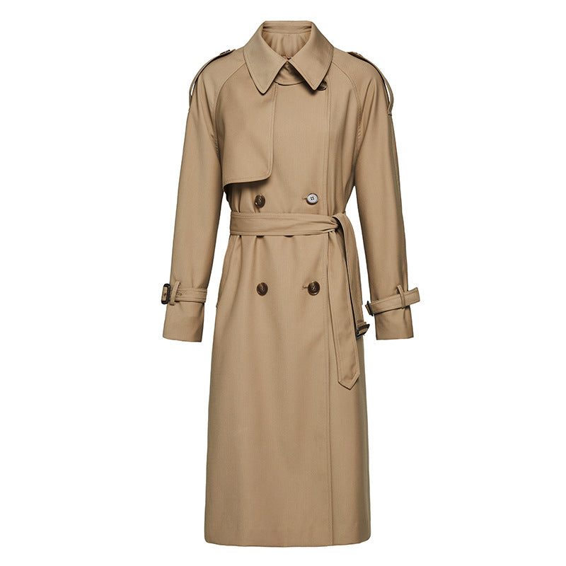 Trench-coat beige classique pour femme, ceinture ajustable, boutons doubles, style intemporel, mode automne-hiver, vêtement élégant et chic.