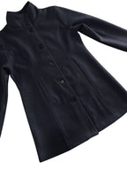 Manteau femme noir élégant, coupe ajustée, col montant, boutons noirs, poches latérales. Mode automne-hiver, vêtement chaud et stylé.