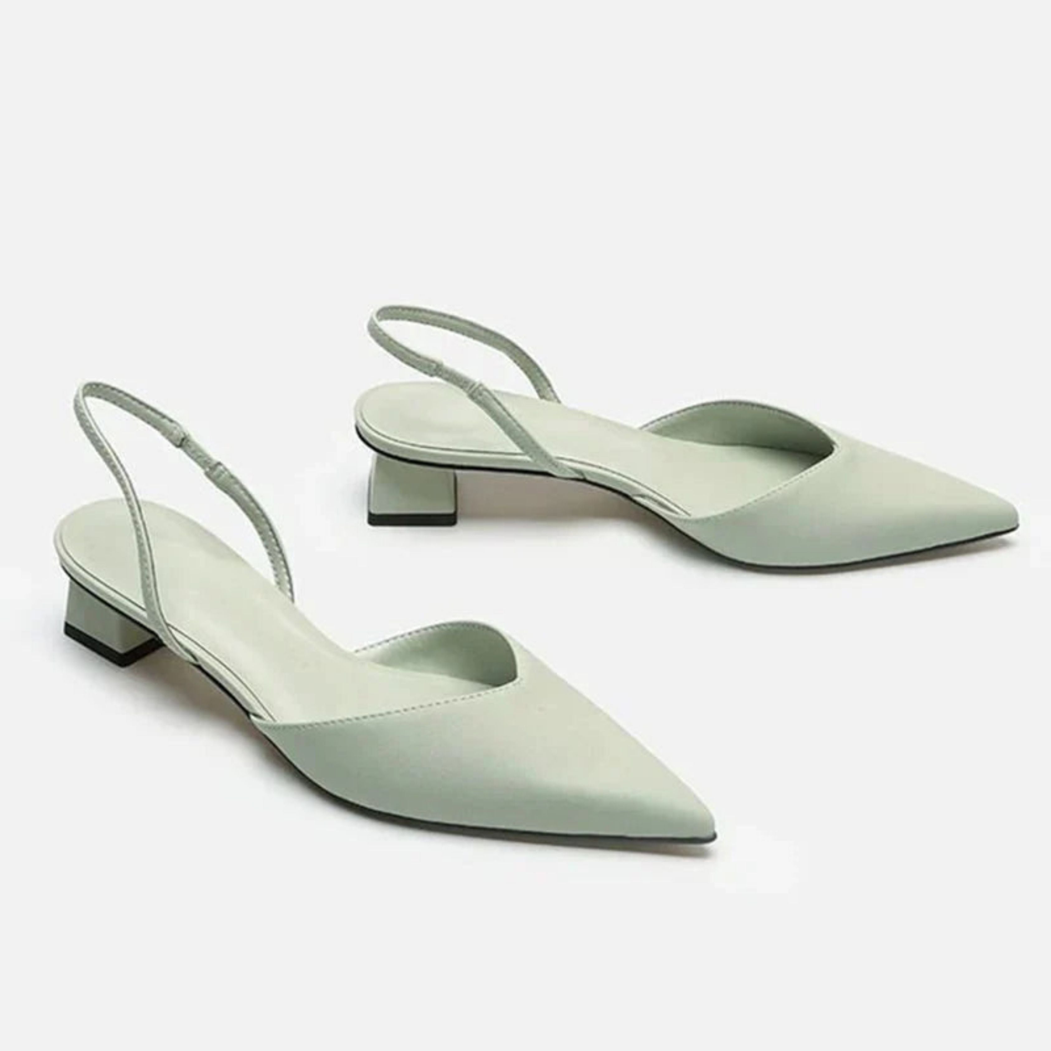 Escarpins slingback verts pour femme avec talons bas carrés et bouts pointus, élégants et modernes, parfaits pour un look chic et tendance.
