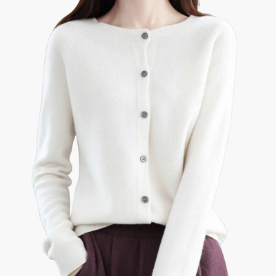Femme portant un cardigan blanc en laine avec boutons, manches longues, col rond, style élégant et décontracté, mode automne-hiver.