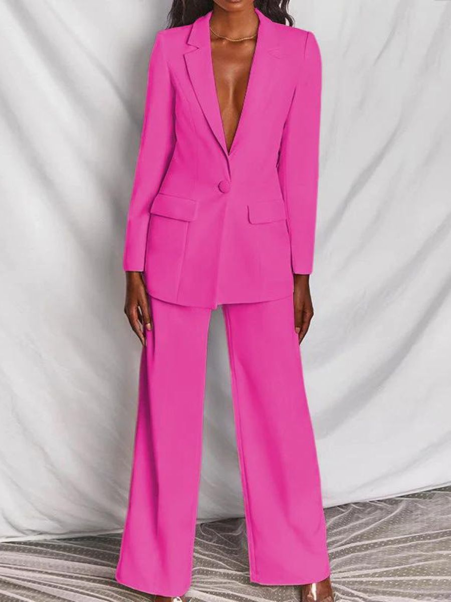 Costume femme rose vif, élégant et moderne, avec veste à un bouton et pantalon large. Mode féminine, tenue professionnelle chic.