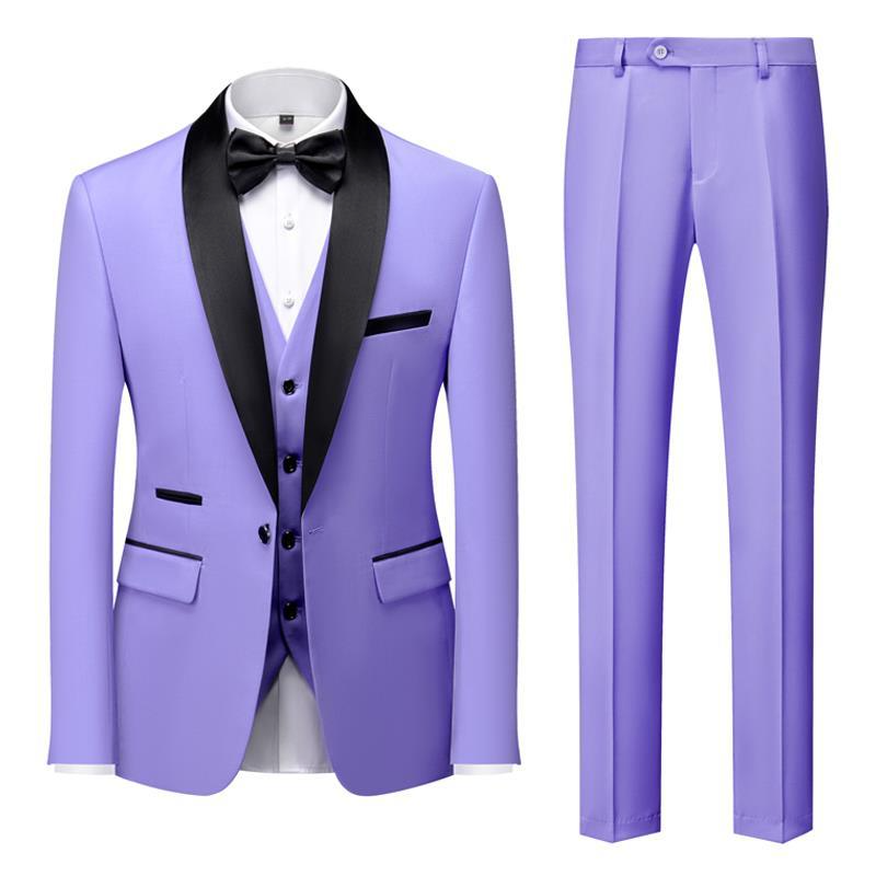 Costume homme violet avec veste à col châle noir, gilet assorti, chemise blanche et nœud papillon noir. Élégant et moderne pour mariage ou soirée.