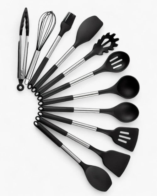 Ensemble d'ustensiles de cuisine noirs en silicone et acier inoxydable, comprenant spatules, fouet, pince, louche et pinceau, sur fond blanc.