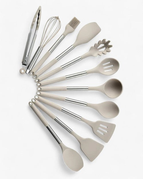 Ustensiles de cuisine en silicone gris, comprenant fouet, pince, spatule, cuillère à fentes, pinceau, et cuillère à spaghetti, sur fond blanc.