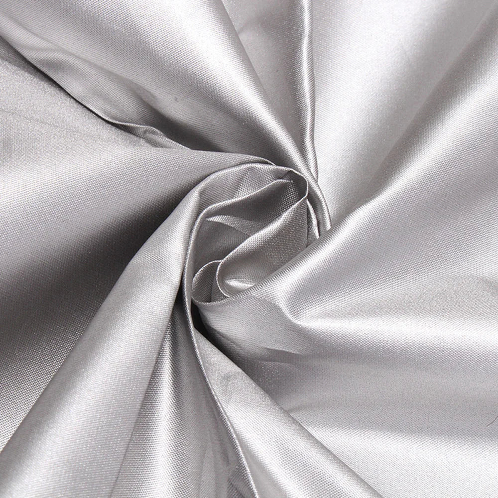 Tissu satin argenté brillant, texture lisse et soyeuse, idéal pour couture, décoration intérieure, vêtements élégants et accessoires de mode.
