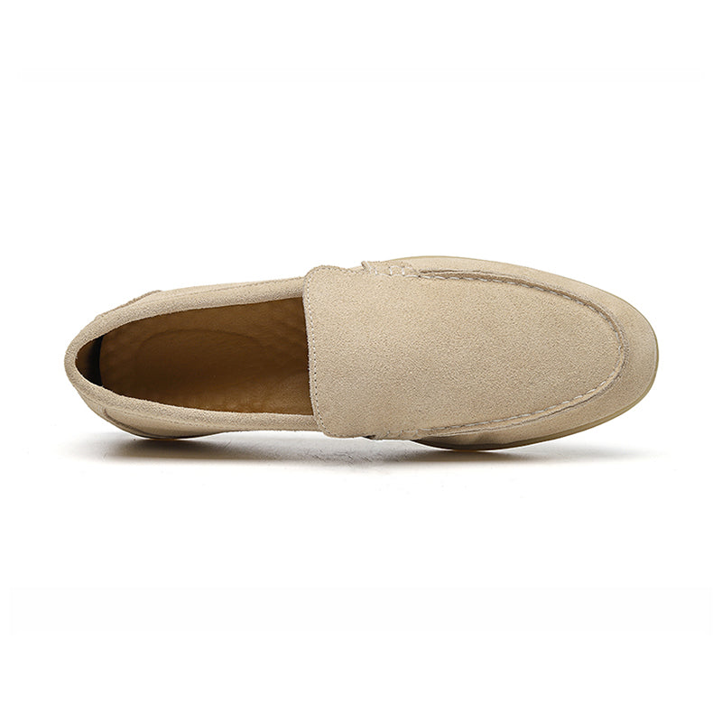 Mocassin en daim beige pour homme, vue de dessus, élégant et confortable, idéal pour un style décontracté ou formel. Chaussure tendance et intemporelle.