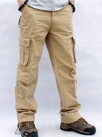 Pantalon cargo beige pour homme avec poches latérales, style décontracté, idéal pour randonnée. Chaussures de randonnée robustes visibles.