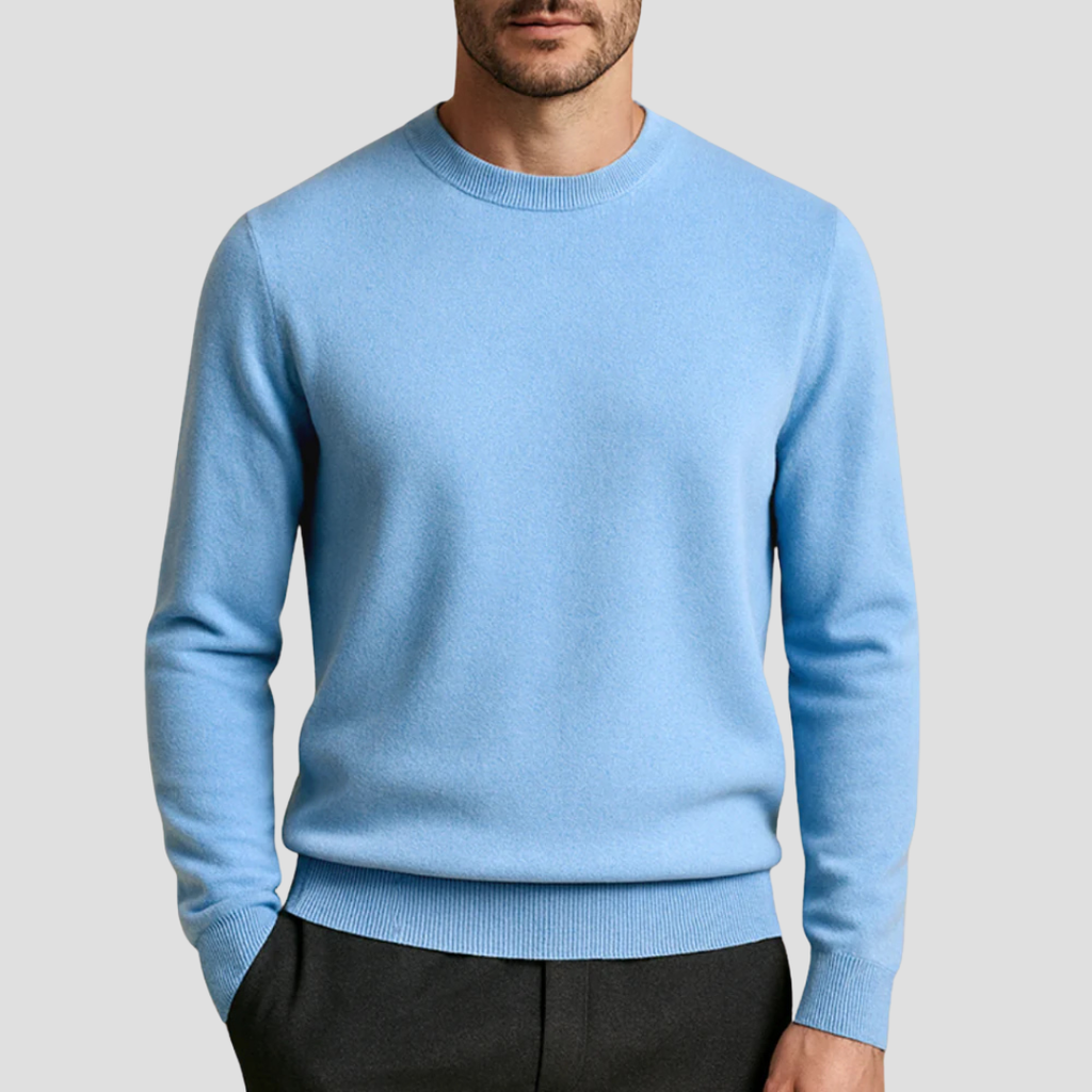 Pull bleu clair pour homme, col rond, manches longues, porté avec pantalon noir. Mode masculine élégante, style décontracté chic.