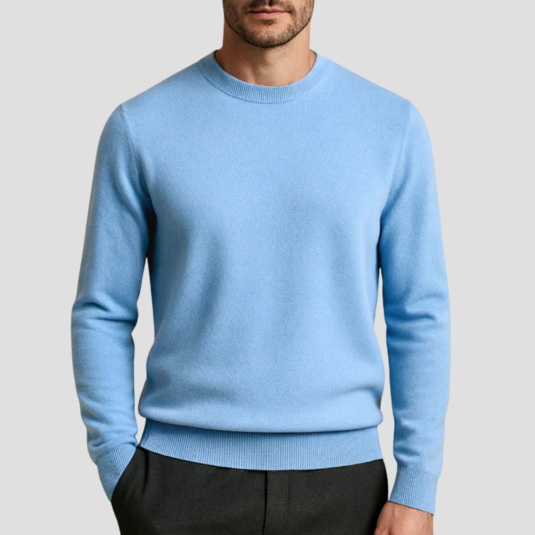 Pull bleu clair pour homme, col rond, manches longues, porté avec pantalon noir. Mode masculine élégante, style décontracté chic.