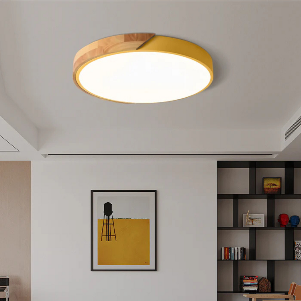 Plafonnier LED moderne rond jaune et bois, éclairage intérieur design, salon contemporain avec étagères et tableau minimaliste.