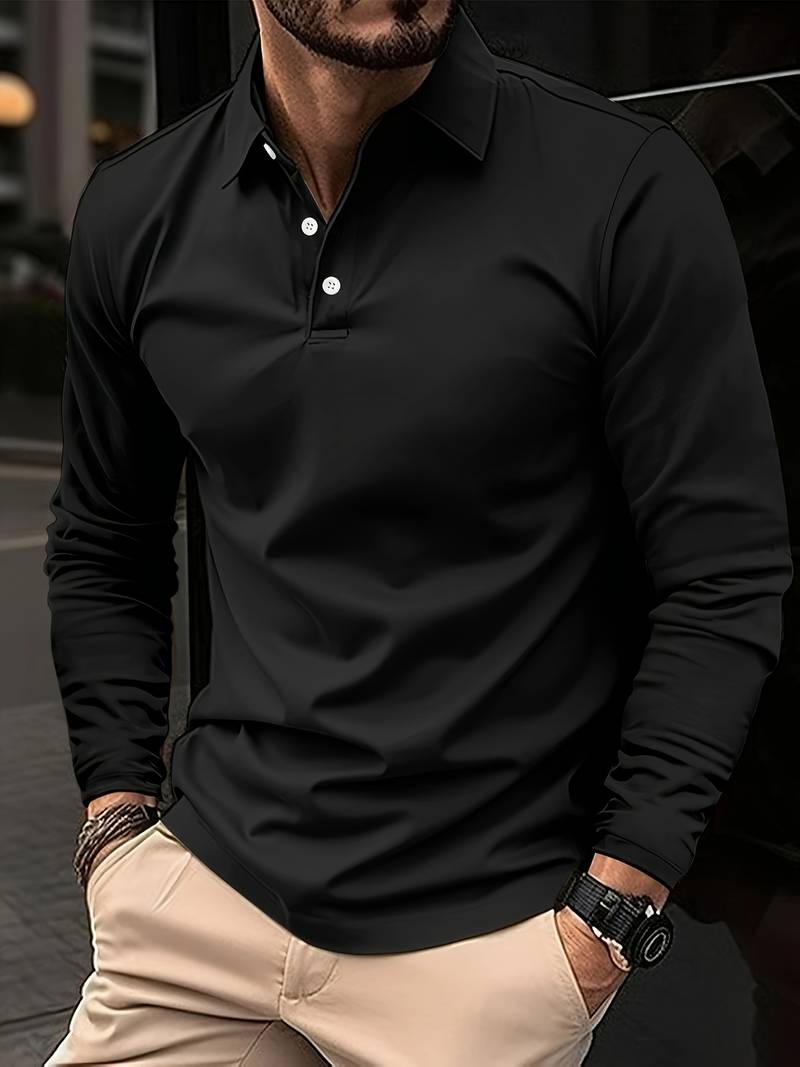 Homme portant un polo noir à manches longues, élégant et moderne, avec pantalon beige. Mode masculine, style décontracté chic, montre au poignet.