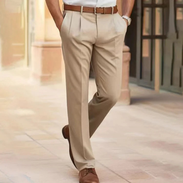 Pantalon beige élégant pour homme, coupe classique, avec ceinture marron et chaussures assorties, idéal pour un look professionnel et chic.