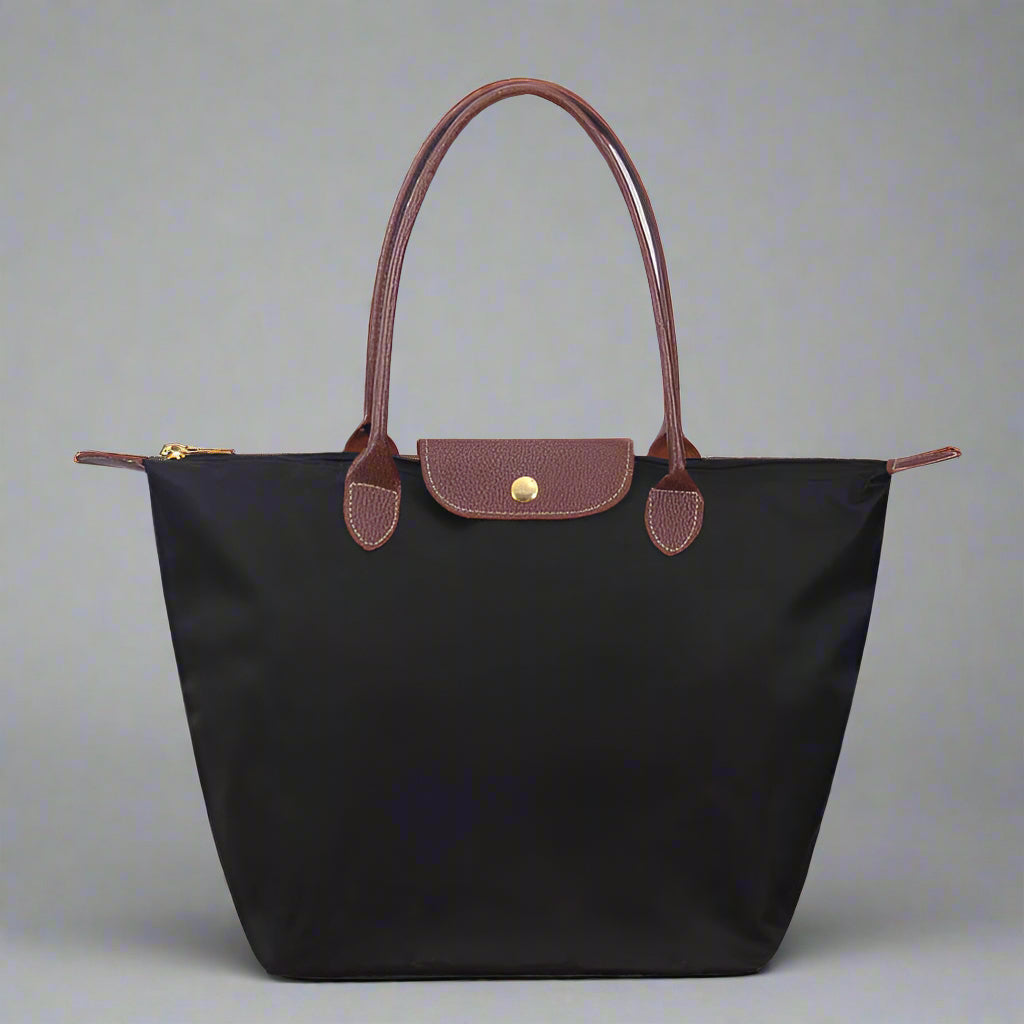 Sac à main noir en nylon avec poignées et rabat en cuir marron, style élégant et pratique, idéal pour la mode féminine et le quotidien.