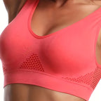 Soutien-gorge de sport rose vif avec détails en maille respirante, offrant confort et maintien. Idéal pour fitness et activités sportives.