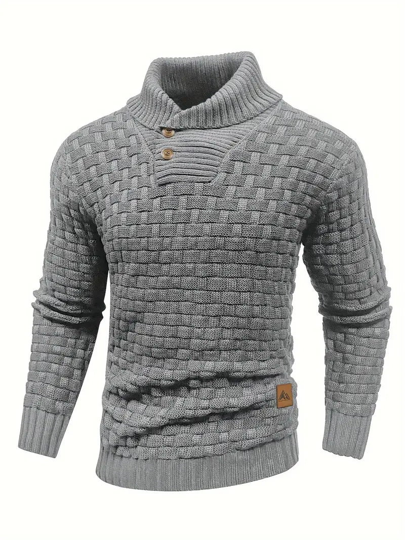 Pull en maille torsadée gris pour homme avec col montant et boutons en bois, style élégant et moderne, idéal pour l'hiver et la mode masculine.