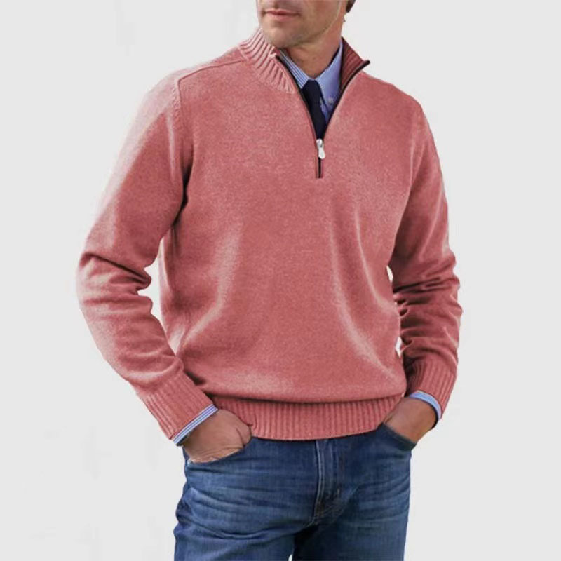 Homme portant un pull rose à col zippé, chemise bleue et jean. Mode masculine élégante, tenue décontractée chic, style automne-hiver.