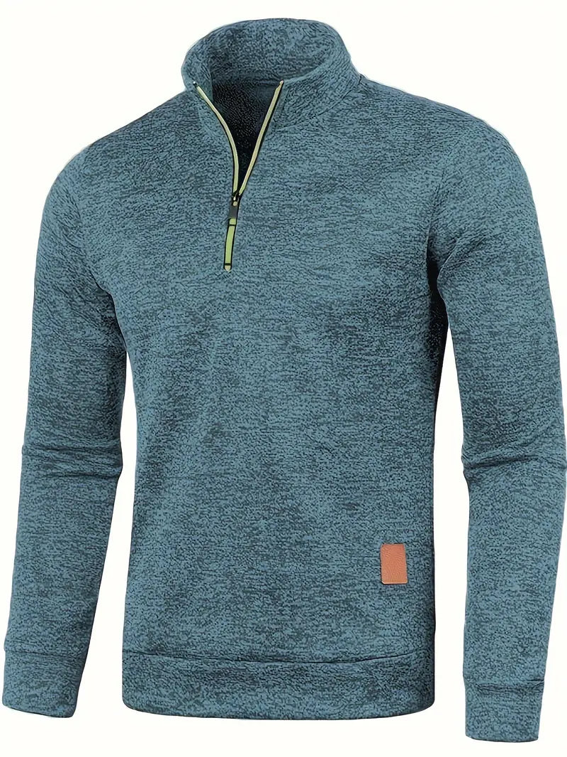 Pull polaire bleu chiné pour homme avec fermeture éclair demi-longueur, col montant et étiquette en cuir. Vêtement chaud et confortable.