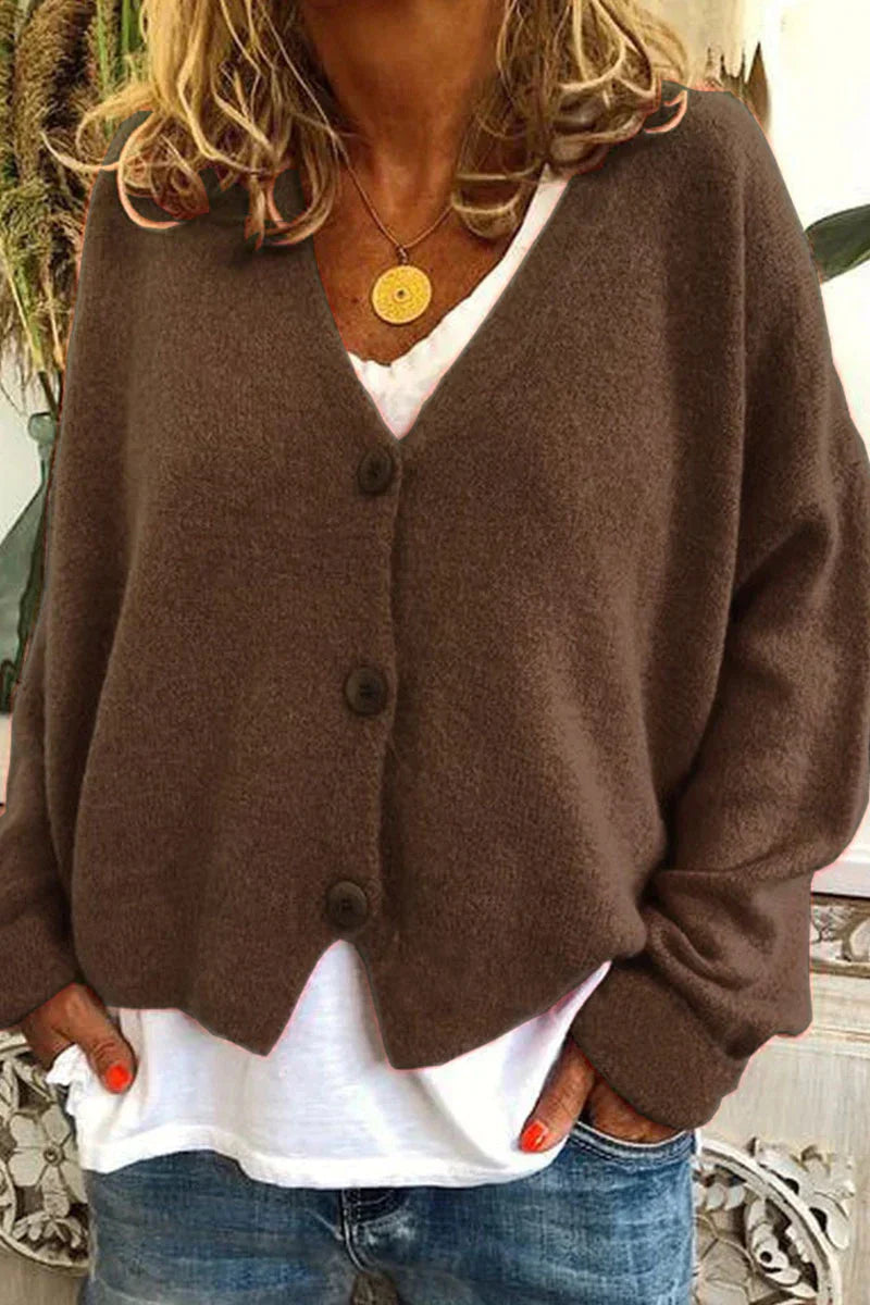 Femme portant un cardigan marron à boutons, t-shirt blanc et jeans. Mode automne, style décontracté, vêtements confortables.