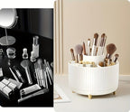 Organisateur de maquillage blanc avec pinceaux cosmétiques, miroir et produits de beauté sur une coiffeuse moderne. Accessoires de maquillage élégants.