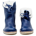 Bottes d'hiver pour enfants en cuir bleu avec doublure en fourrure blanche, lacets décoratifs, semelle antidérapante. Chaussures chaudes et confortables.