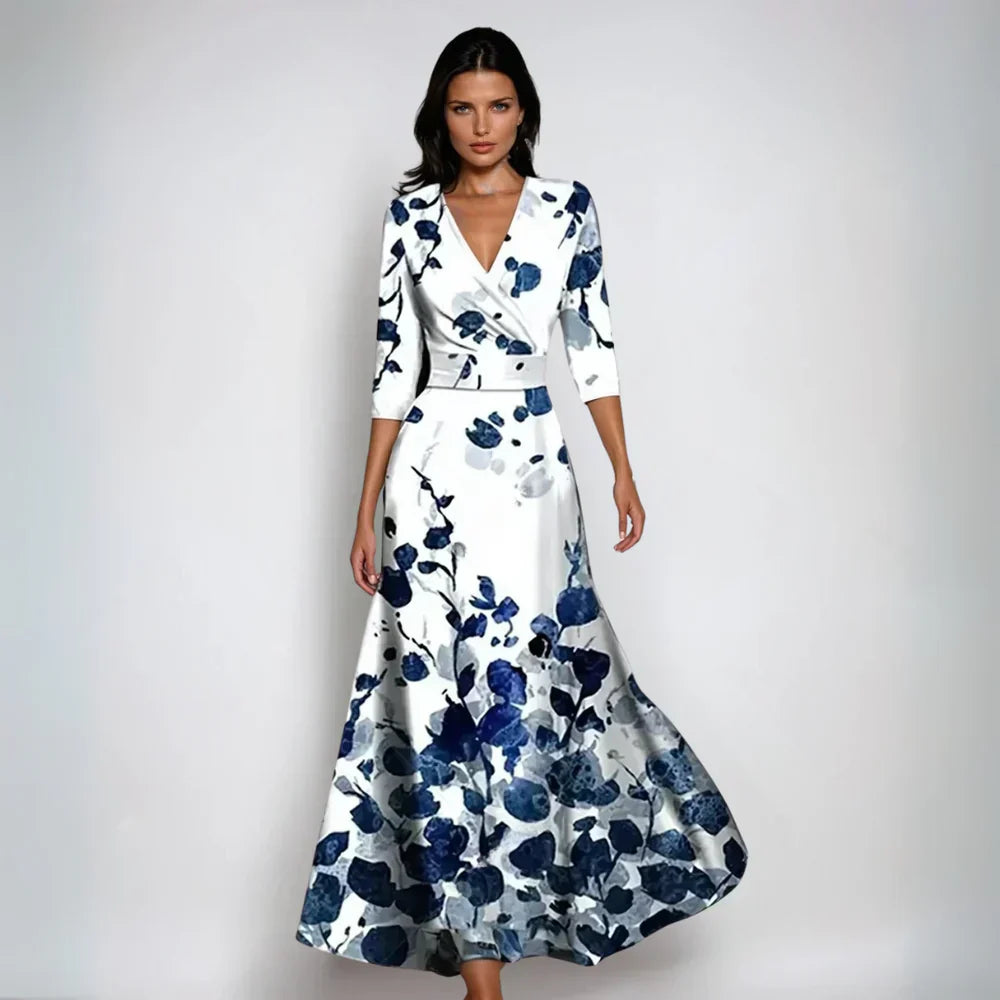 Robe longue élégante à motifs floraux bleus et blancs, manches trois-quarts, style chic et moderne, mode féminine tendance.