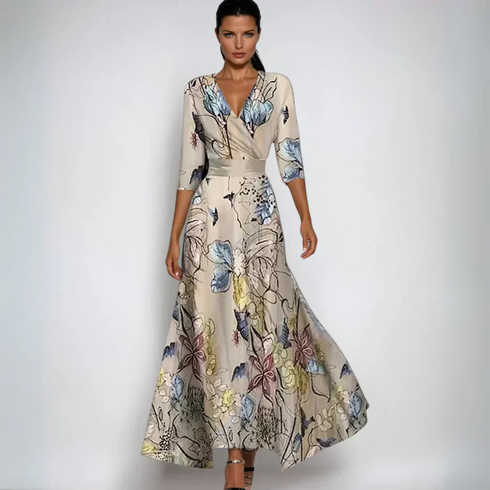 Robe longue élégante à motifs floraux, manches trois-quarts, col en V, fond beige, idéale pour soirées ou événements formels.