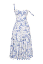 Robe longue à fleurs bleues et blanches, sans manches, avec bretelle asymétrique. Style vintage, idéale pour l'été et les occasions spéciales.