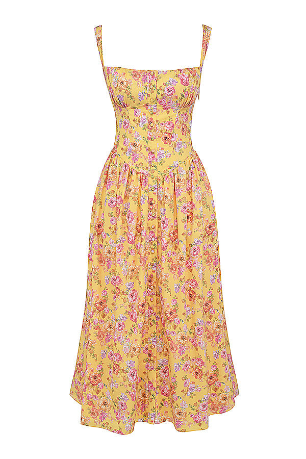 Robe d'été jaune à fleurs roses, style vintage, sans manches, avec corsage ajusté et jupe évasée. Mode féminine, tendance estivale.