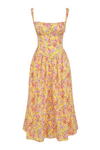 Robe d'été jaune à fleurs roses, style vintage, sans manches, avec corsage ajusté et jupe évasée. Mode féminine, tendance estivale.
