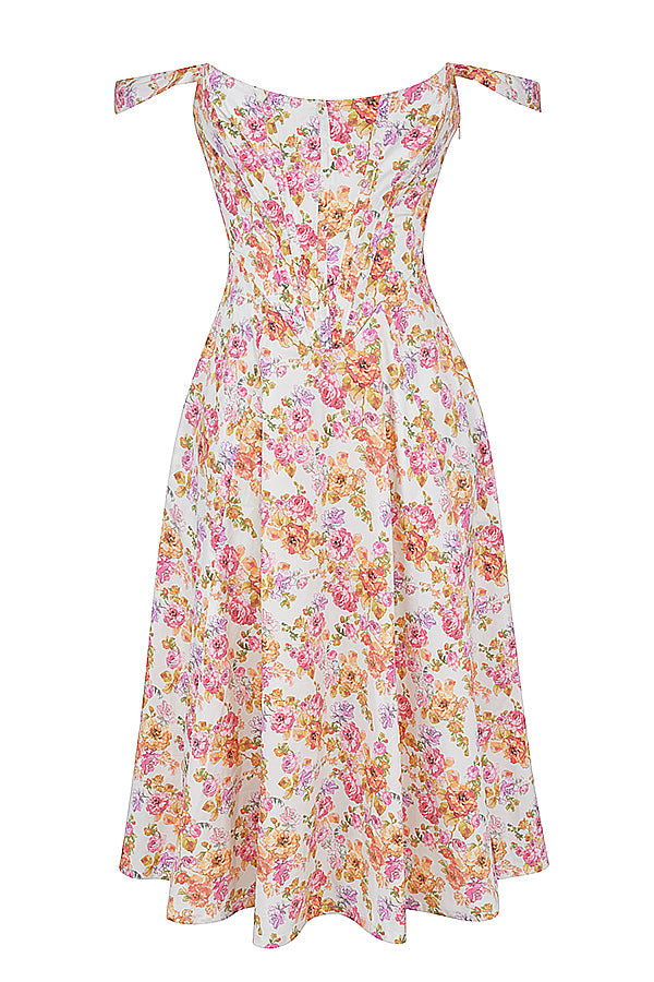 Robe d'été fleurie à motifs roses et oranges, style vintage, col bardot, sans manches, idéale pour la mode féminine estivale.