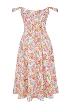 Robe d'été fleurie à motifs roses et oranges, style vintage, col bardot, sans manches, idéale pour la mode féminine estivale.