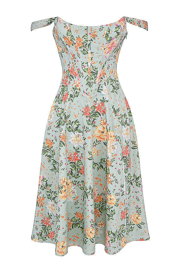 Robe d'été fleurie vintage, fond bleu clair, manches courtes, encolure bardot, motif floral coloré, style rétro chic, mode féminine élégante.