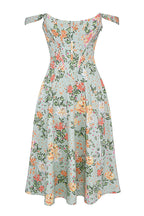 Robe d'été fleurie vintage, fond bleu clair, manches courtes, encolure bardot, motif floral coloré, style rétro chic, mode féminine élégante.