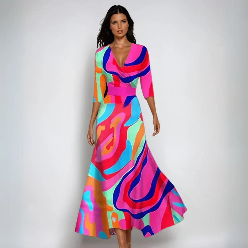 Robe longue colorée pour femme avec motifs abstraits multicolores, manches trois-quarts, col en V, style élégant et moderne.