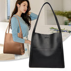 Femme avec sac à main en cuir noir et marron, design élégant, mode féminine, accessoires tendance, style moderne, sac à bandoulière.