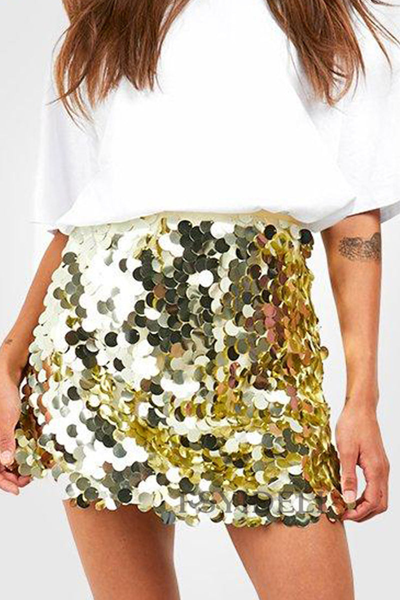 Femme portant une jupe à sequins dorés scintillants, associée à un t-shirt blanc. Mode tendance, tenue de soirée élégante et festive.