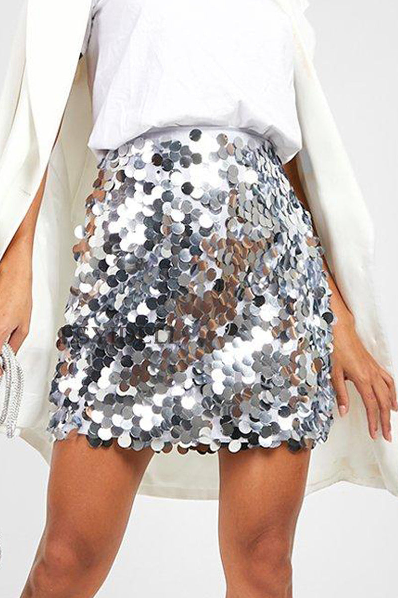 Jupe à sequins argentés étincelants portée avec un haut blanc, tenue chic et moderne pour soirée ou événement festif.