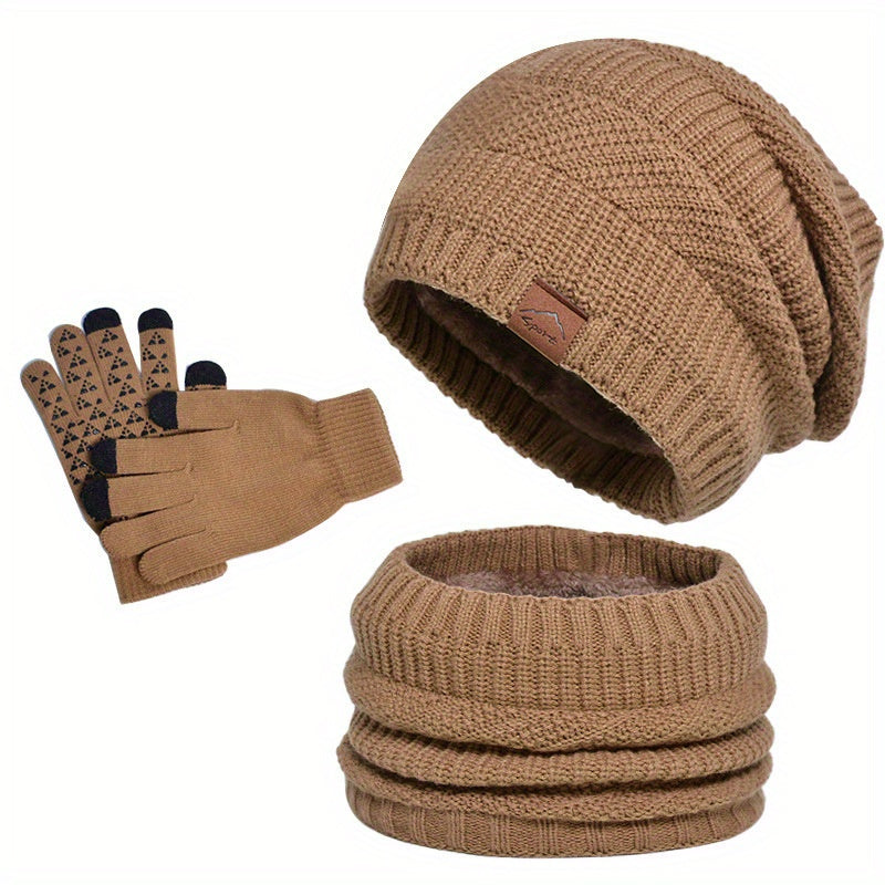 Bonnet, écharpe et gants en tricot marron pour l'hiver. Ensemble chaud et élégant, idéal pour le froid. Accessoires mode hiver tendance.