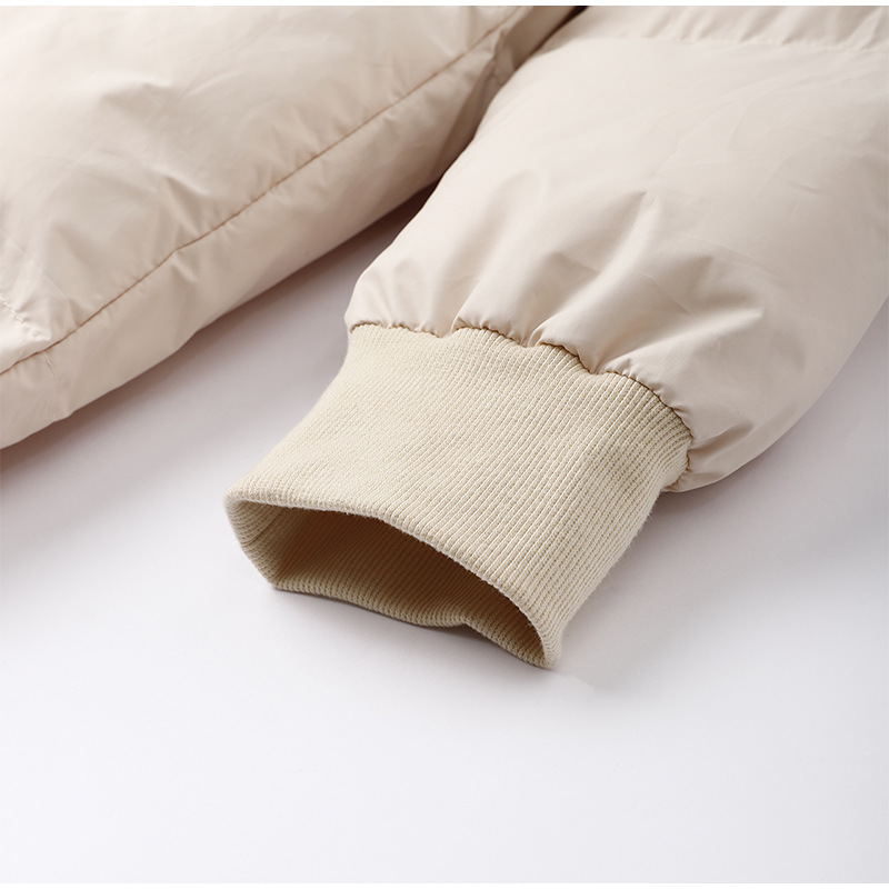 Manche de doudoune beige avec poignet côtelé, vêtement d'hiver chaud, mode féminine, style décontracté, tissu matelassé, tendance automne-hiver.