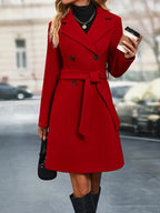 Femme en manteau rouge élégant, tenant un café à emporter, marchant en ville. Mode automne chic, style urbain, tenue féminine tendance.