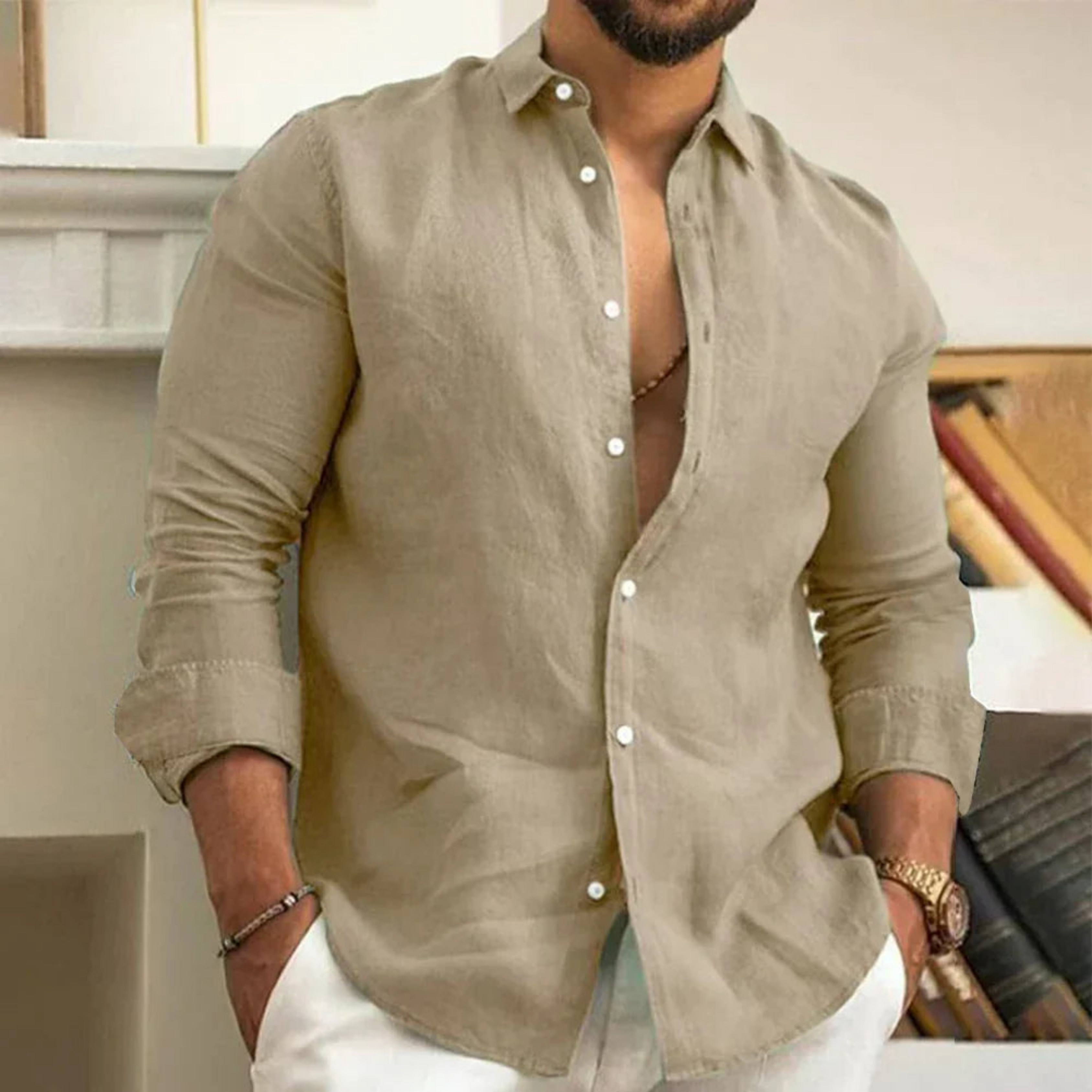 Chemise beige en lin pour homme, manches longues, style décontracté, boutons blancs, portée avec pantalon blanc. Mode masculine élégante.