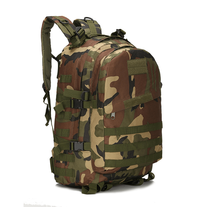 Sac à dos camouflage militaire robuste, idéal pour la randonnée et le camping, avec multiples poches et sangles ajustables pour un confort optimal.