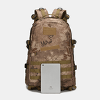 Sac à dos camouflage militaire avec motifs serpent, compartiments multiples, bretelles ajustables, et tablette iPad en comparaison de taille.