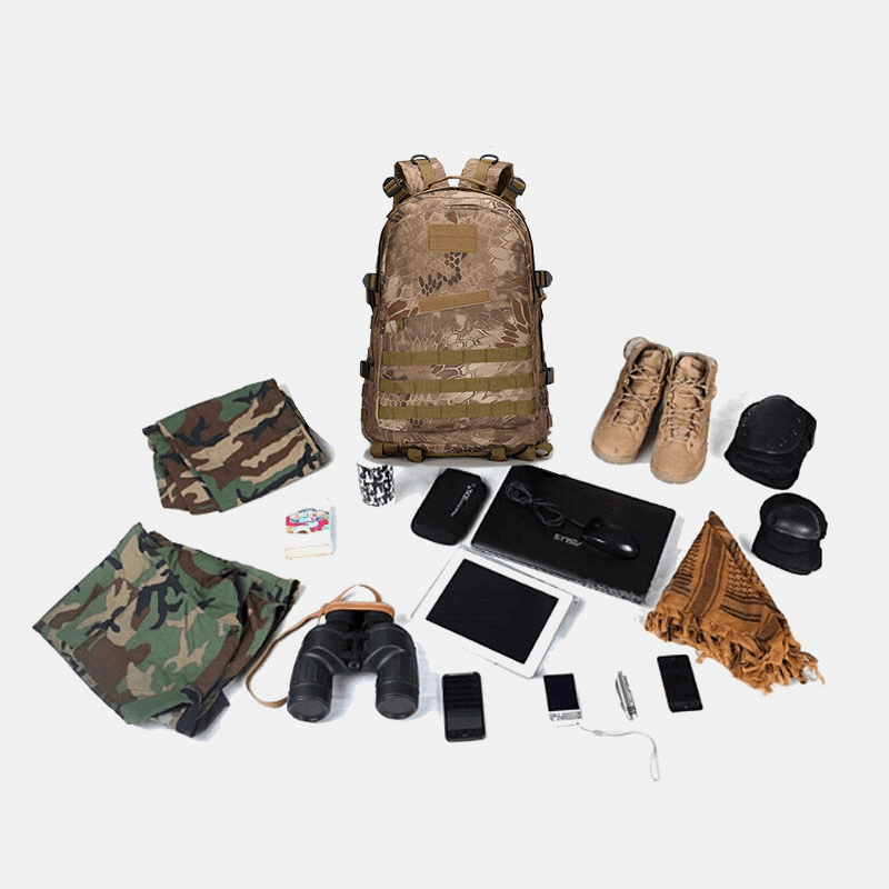 Sac à dos tactique camouflage avec accessoires: jumelles, tablette, chaussures, vêtements militaires, écharpe, carnet, lunettes, smartphone, écouteurs.